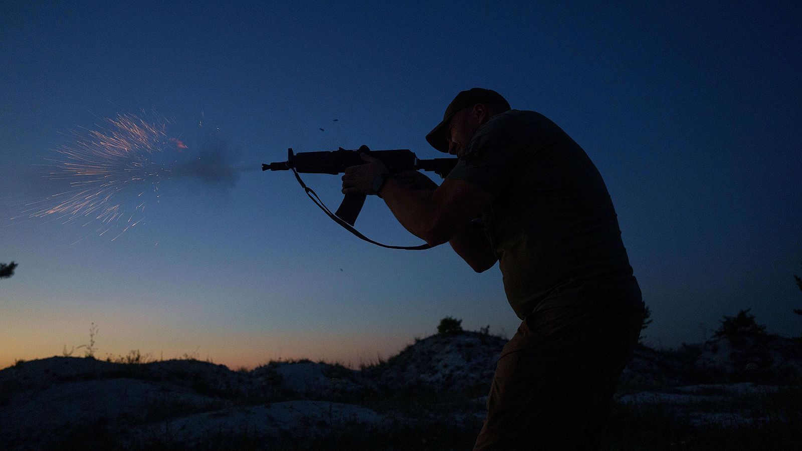 Un militar ucraniano realiza una serie de ráfagas durante un entrenamiento en la región de Donetsk