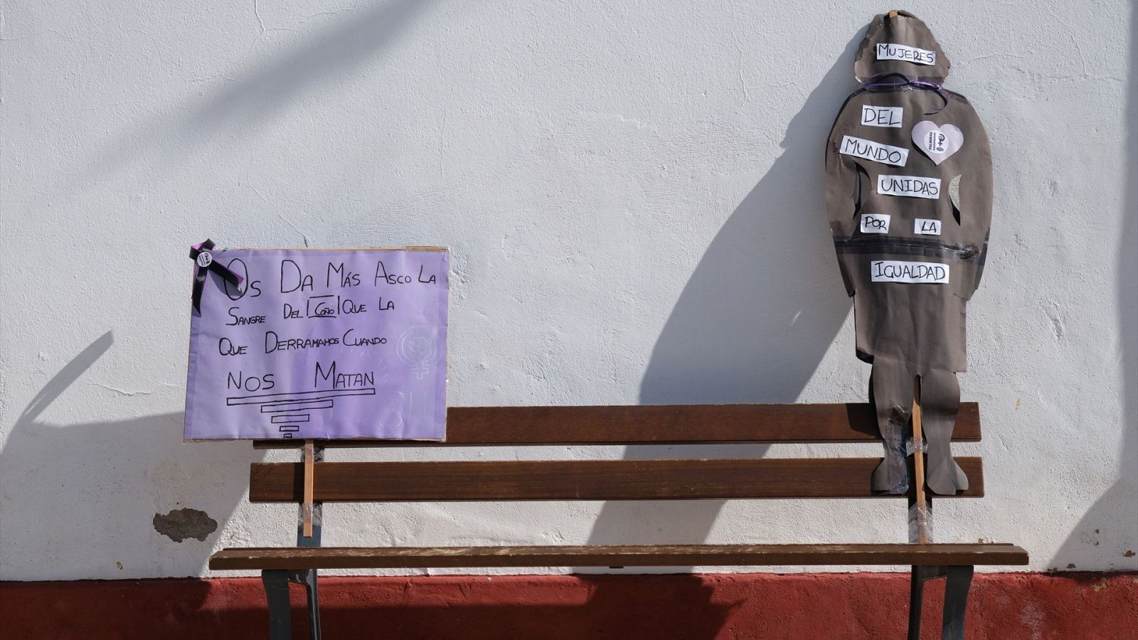 Pancartas en homenaje a las víctimas en el Ayuntamiento de Las Pedroñeras, Cuenca