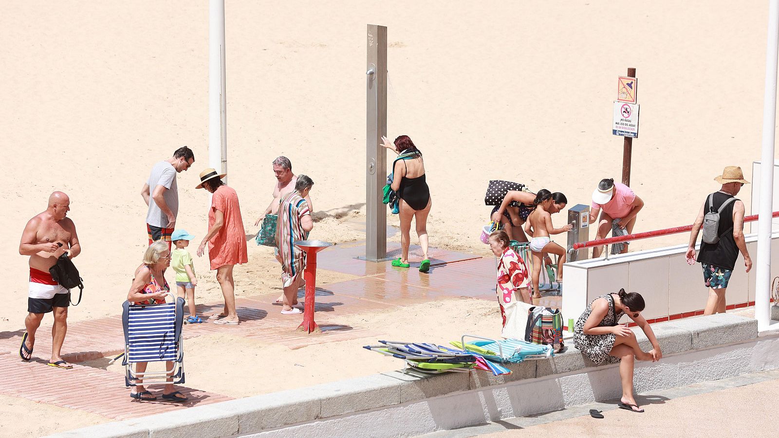 Bañistas en la playa de la Victoria en Cádiz