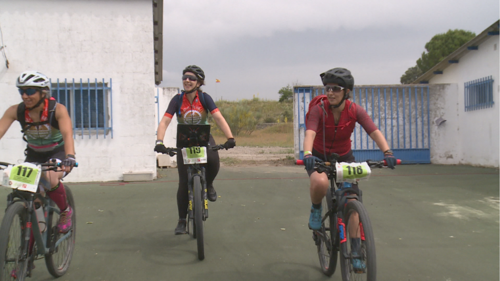 Equipo élite en bici durante la Women Raid, Objetivo Igualdad