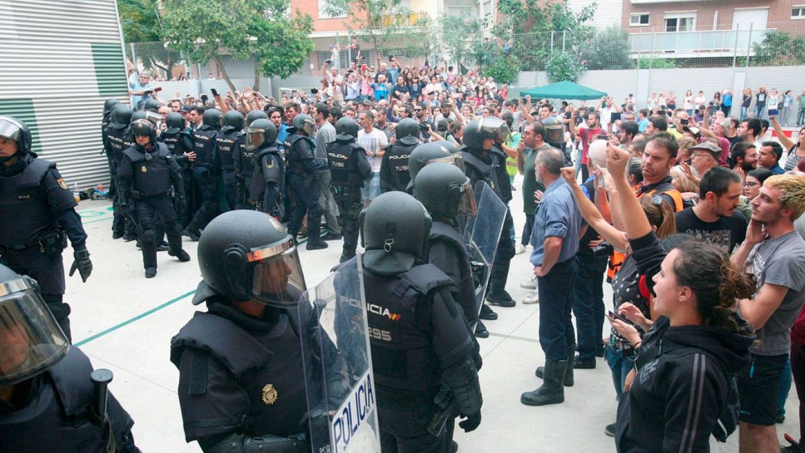 Imatge de la concentració davant un col·legi electoral de l'1-O a Barcelona