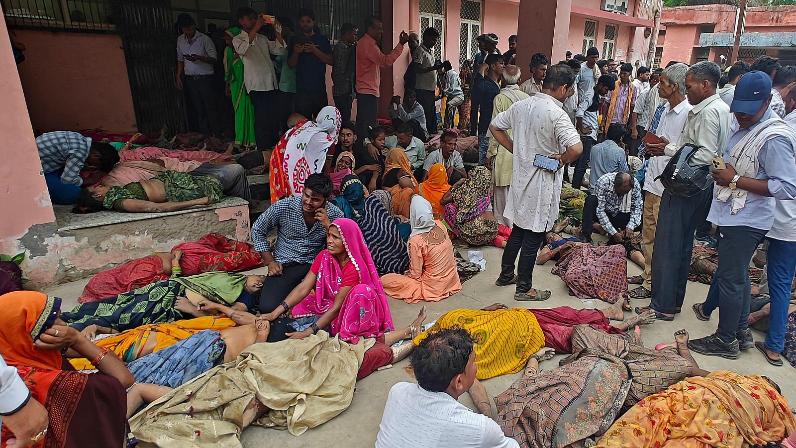 Al menos 116 muertos por una estampida tras un acto religioso en la India