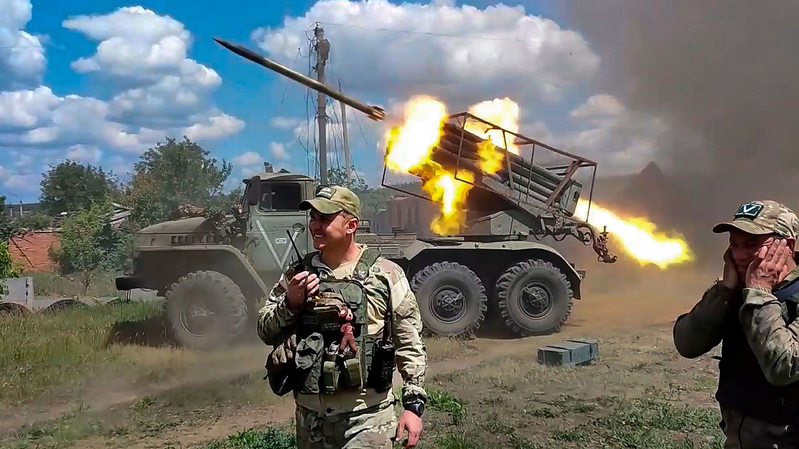 Soldados rusos disparan un lanzacohetes múltiple autopropulsado BM-21 "Grad" de 122 mm en un lugar no revelado de Ucrania