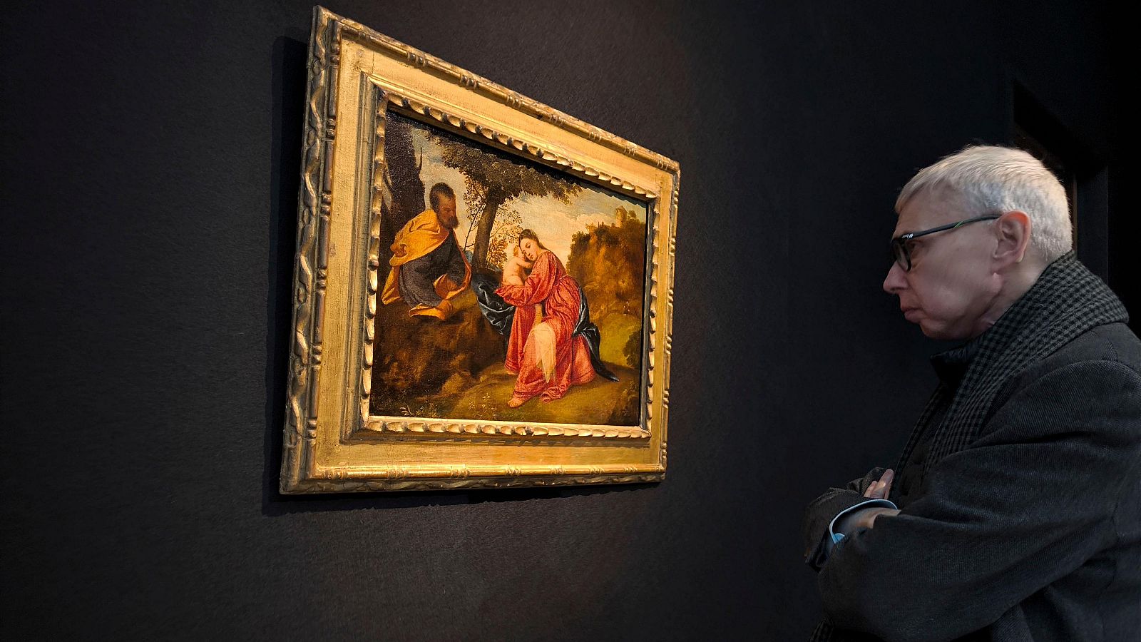 Un hombre observa la obra 'Descanso en la huida a Egipto' de Tiziano