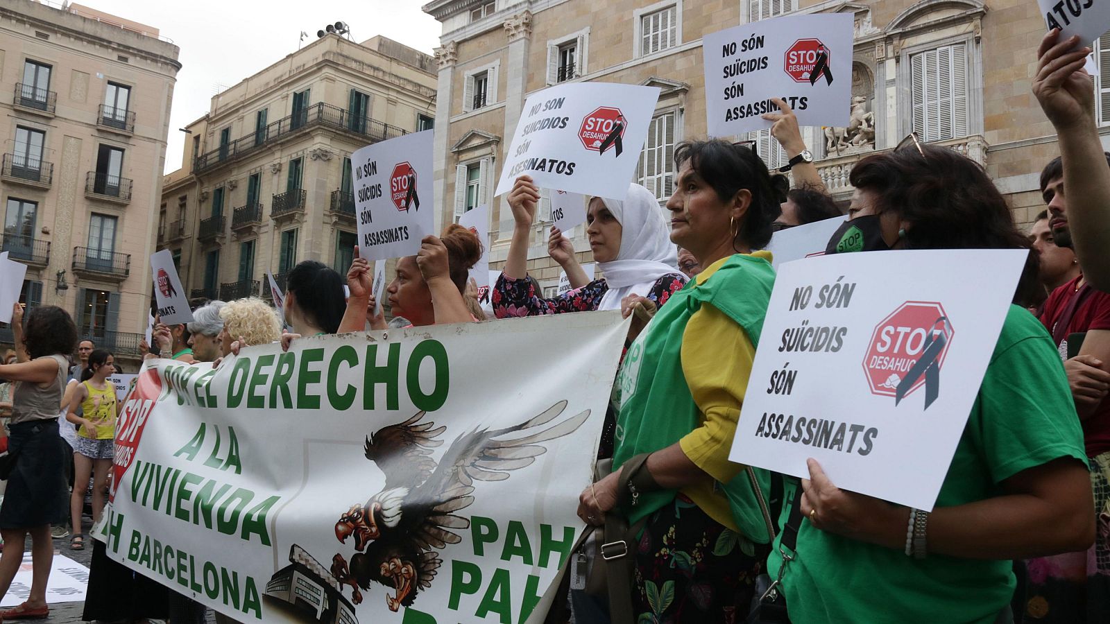 Protesta a Barcelona convocada per sindicats d'habitatge pel cas de les dues germanes que s'han suïcidat