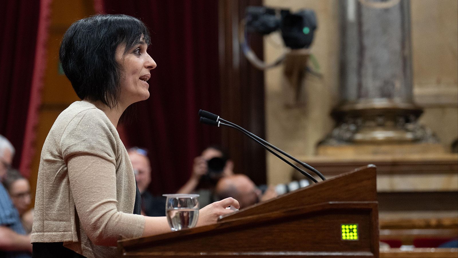 La cabeza de lista de Aliança Catalana, Silvia Orriols, interviene durante el pleno del Parlament