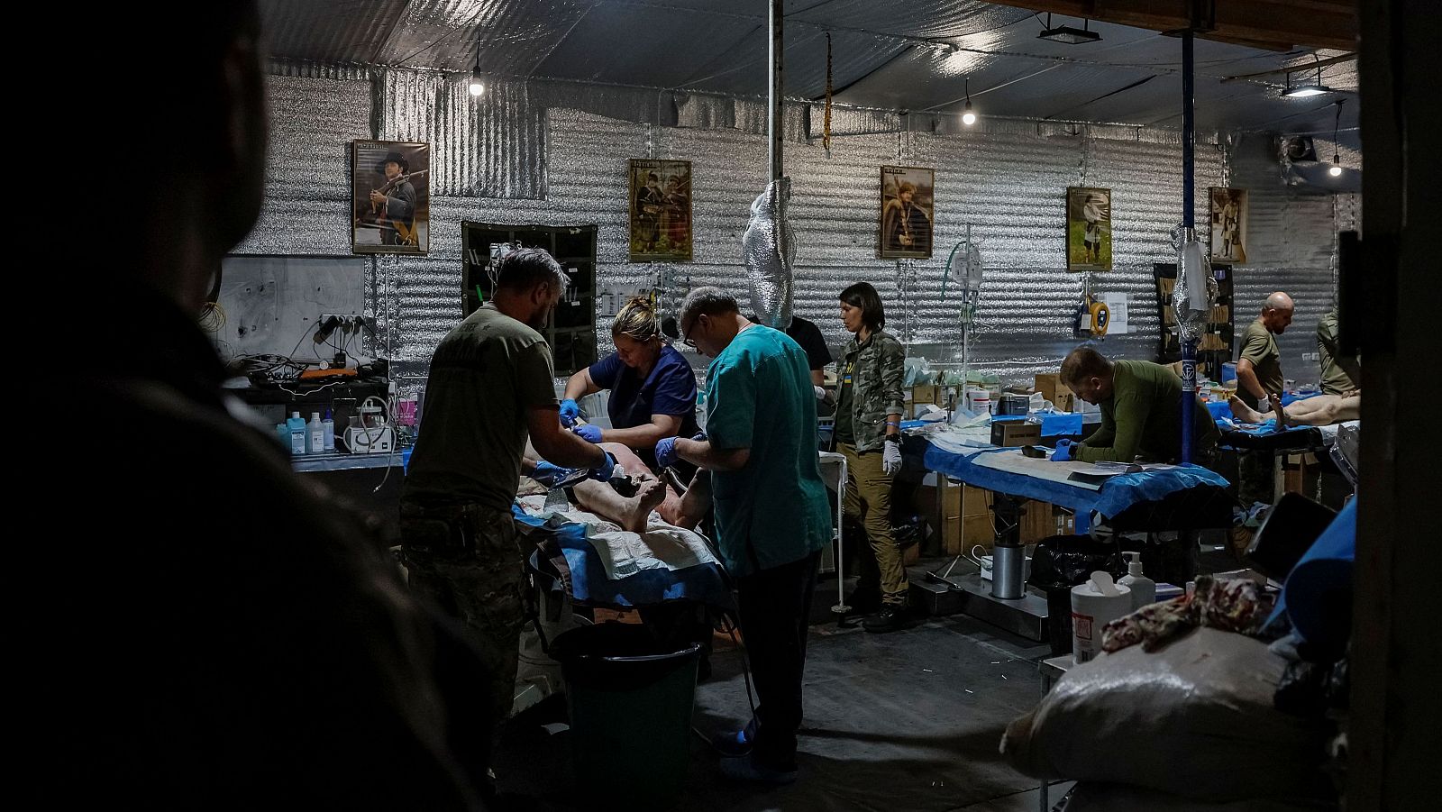 Medicos ucranianos socorren a soldados heridos dentro de un punto de estabilización médica de la 5ª Brigada de Asalto Separado de Kiev