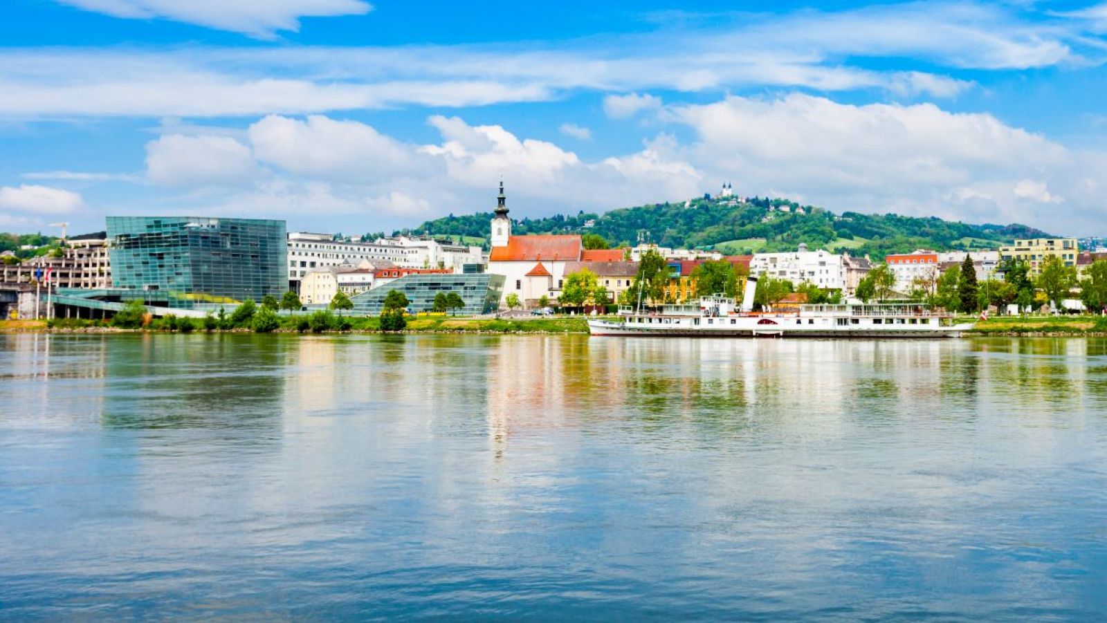 Panorámica de la margen izquierda del Danubio a su paso por Linz.