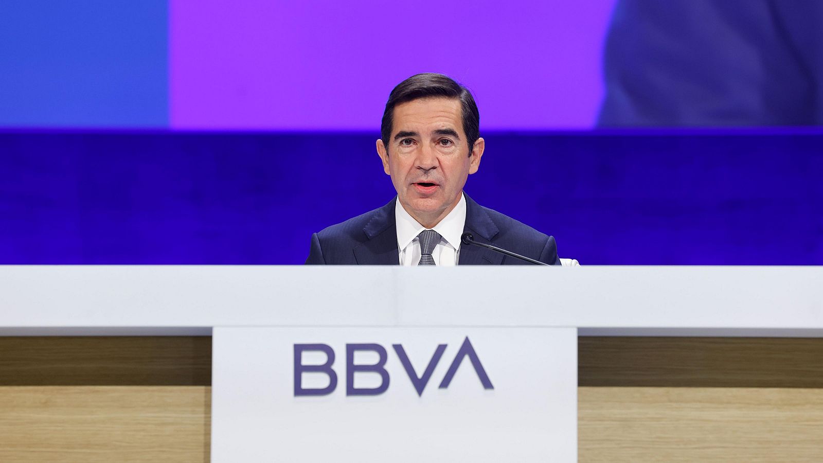 El presidente del BBVA confía "plenamente" en el éxito de la opa sobre el Banco Sabadell