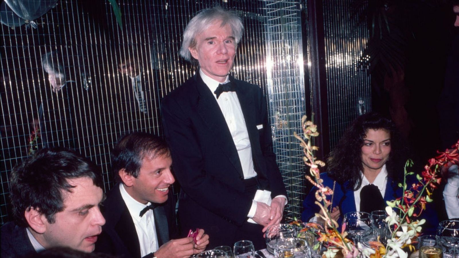 Andy Warhol levantado en una fiesta de Studio54