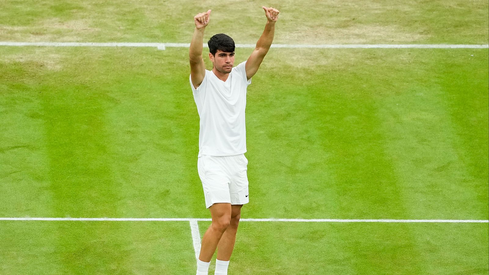 Alcaraz sufre, pero vence a Tiafoe en tercera ronda de Wimbledon