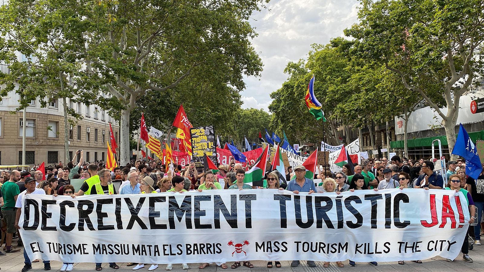 La manifestació ha sortit de les Dressanes i ha acabat a la plaça del Mar, a la Barceloneta.