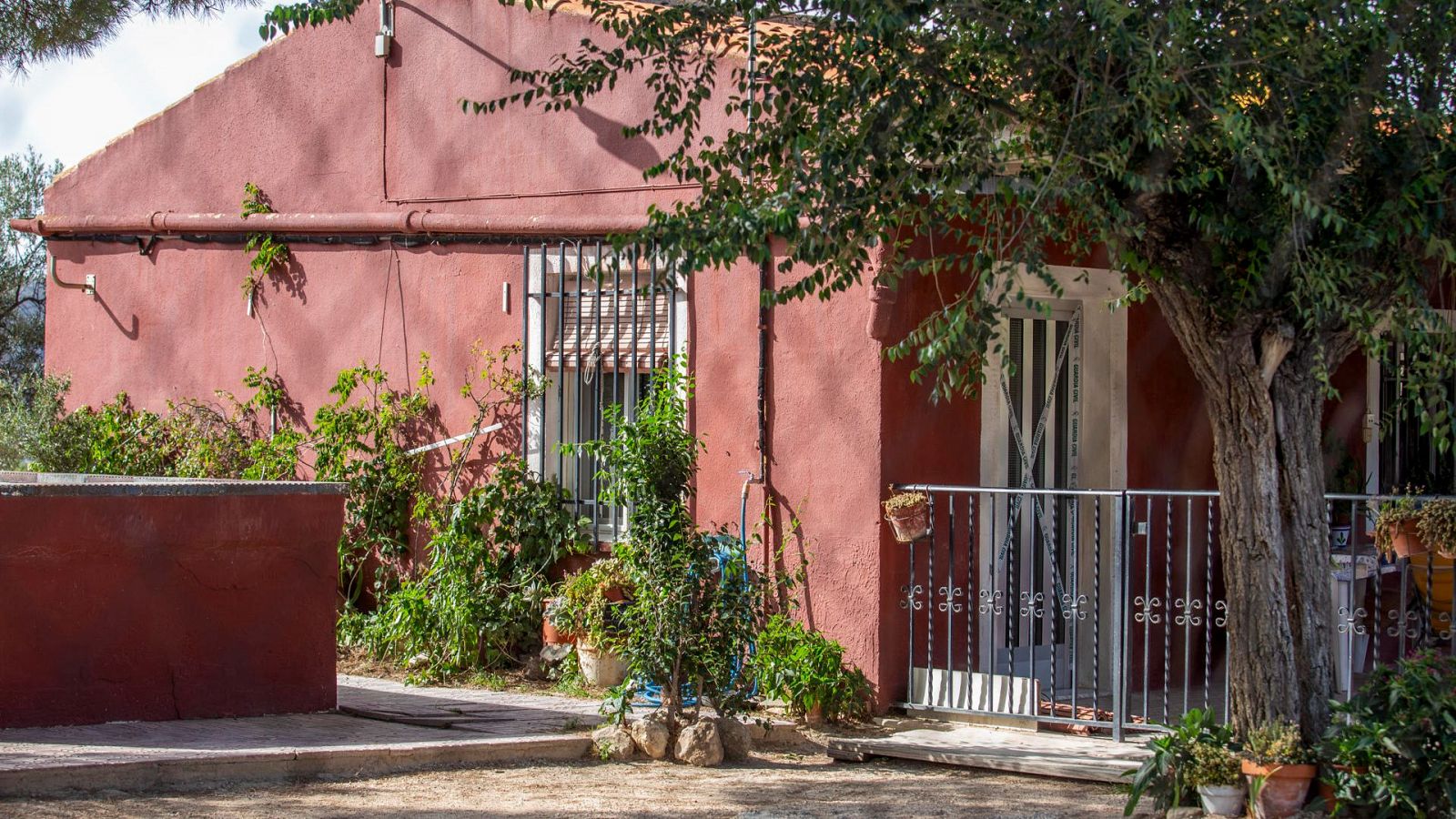 Vista general de la vivienda donde la pareja ha sido hallada sin vida en el municipio alicantino de Villena.