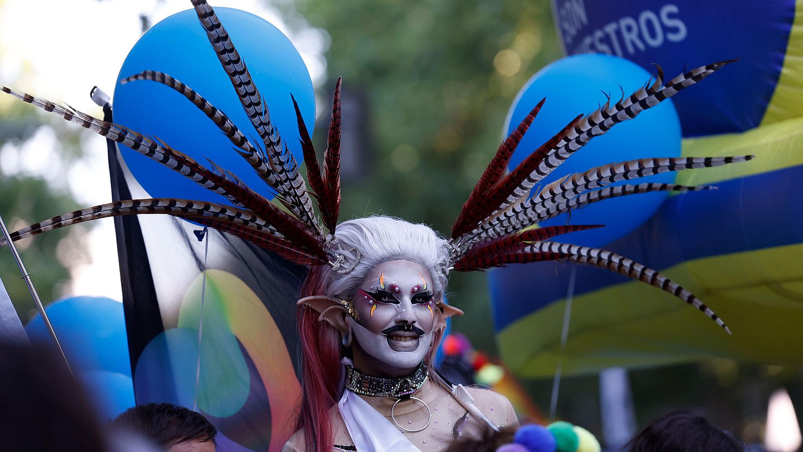 Un participante en el desfile del Orgullo celebrado en Madrid (EFE/Javier Lizón)