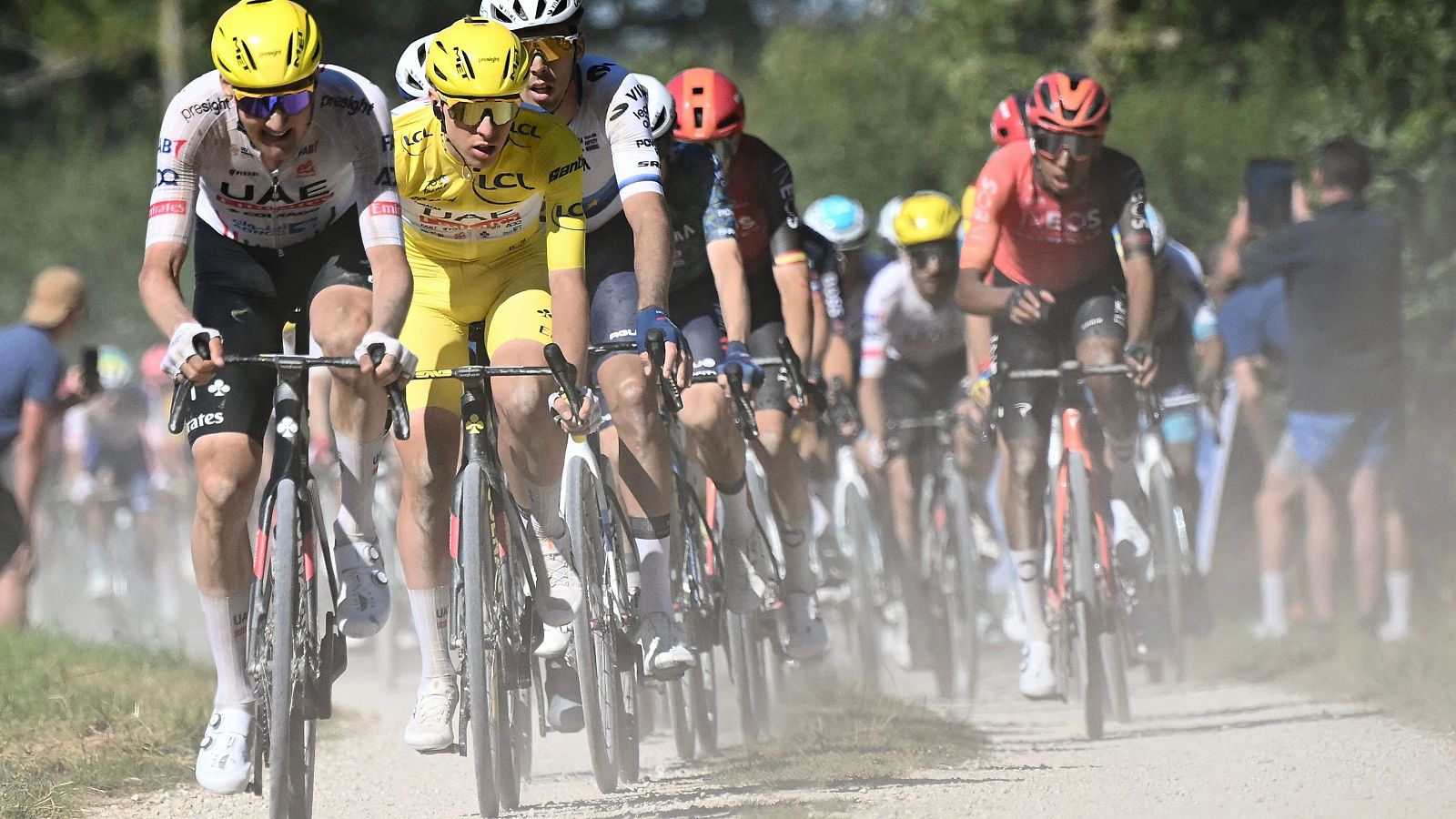 Tadej Pogacar, maillot amarillo del Tour, en cabeza del pelotón en un tramo de tierra de la etapa 9