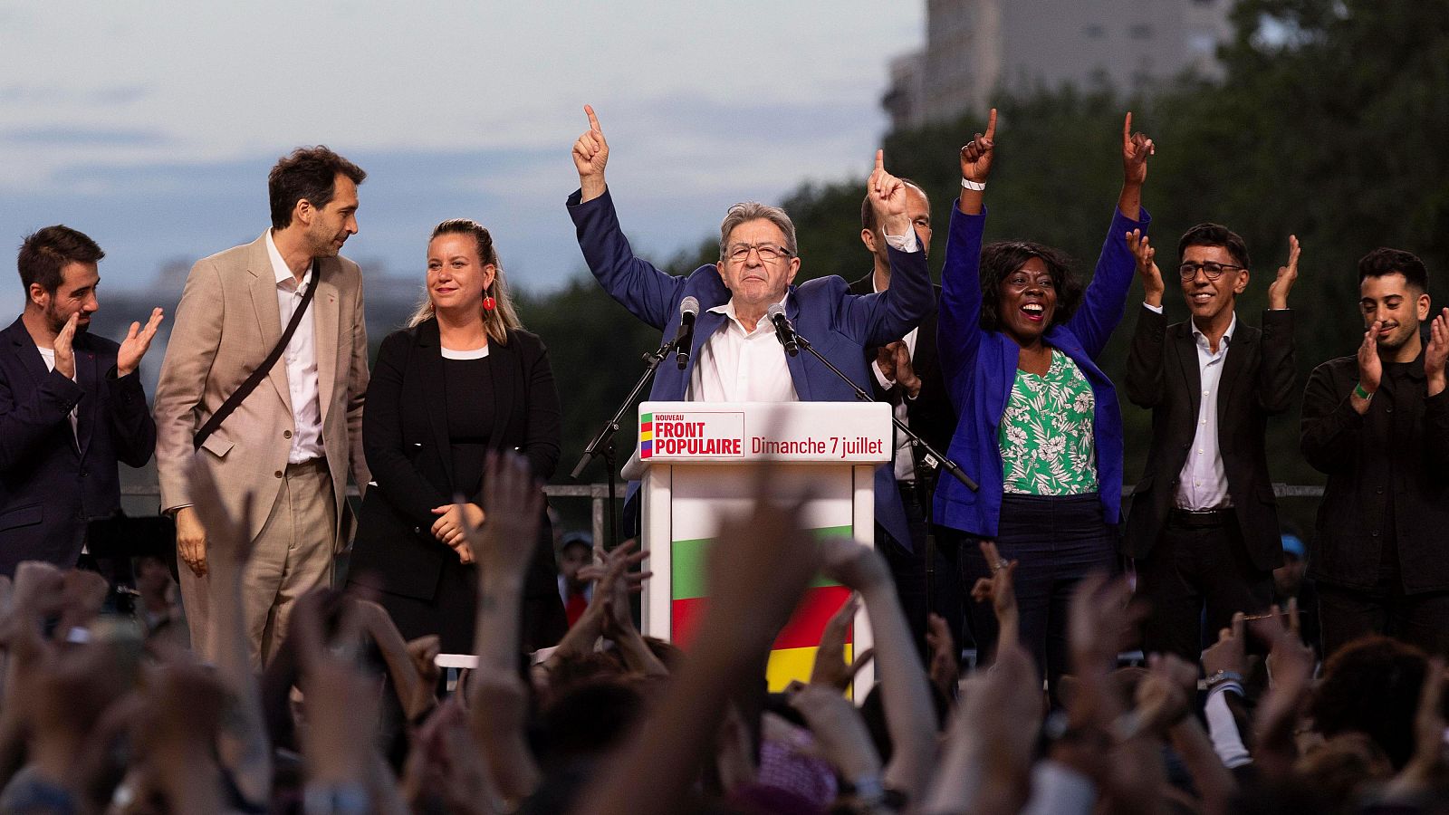 Claves del resultado de las elecciones en Francia. Imagen del líder de La Francia Insumisa, Jean-Luc Mélenchon, celebra el triunfo del Nuevo Frente Popular en Francia.