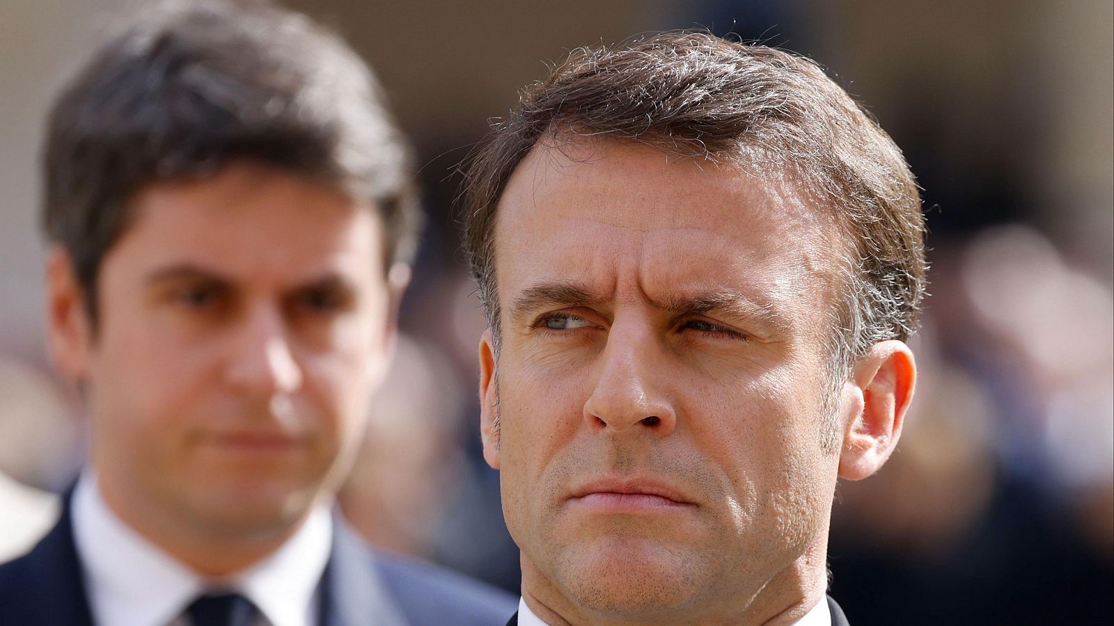 A la izquierda, el primer ministro Gabriel Attal, a la derecha, el presidente de la República, Emmanuel Macron