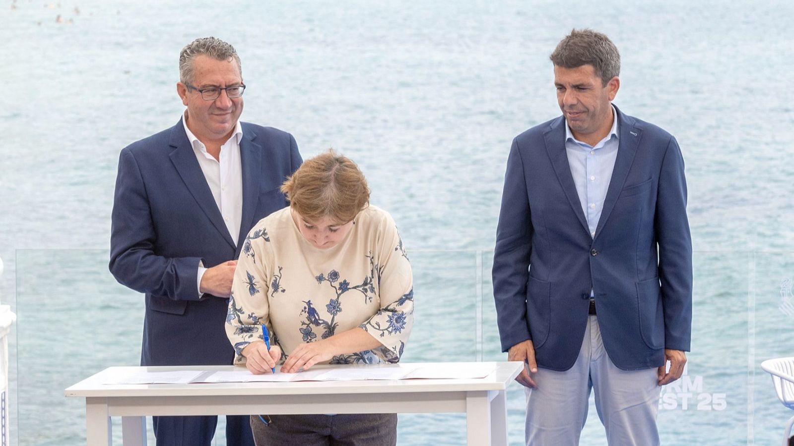 Antonio Pérez, Concepción Cascajosa y Carlos Mazón, durante la firma del nuevo acuerdo de colaboración entre las instituciones involucradas en el festival