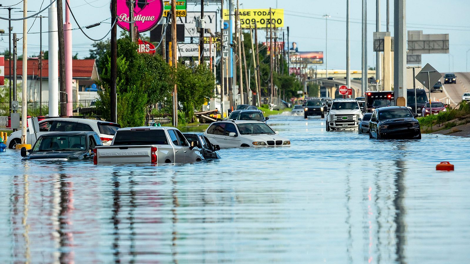 Varios coches inundados tras el paso de la tormenta tropical Beryl en Houston, Texas