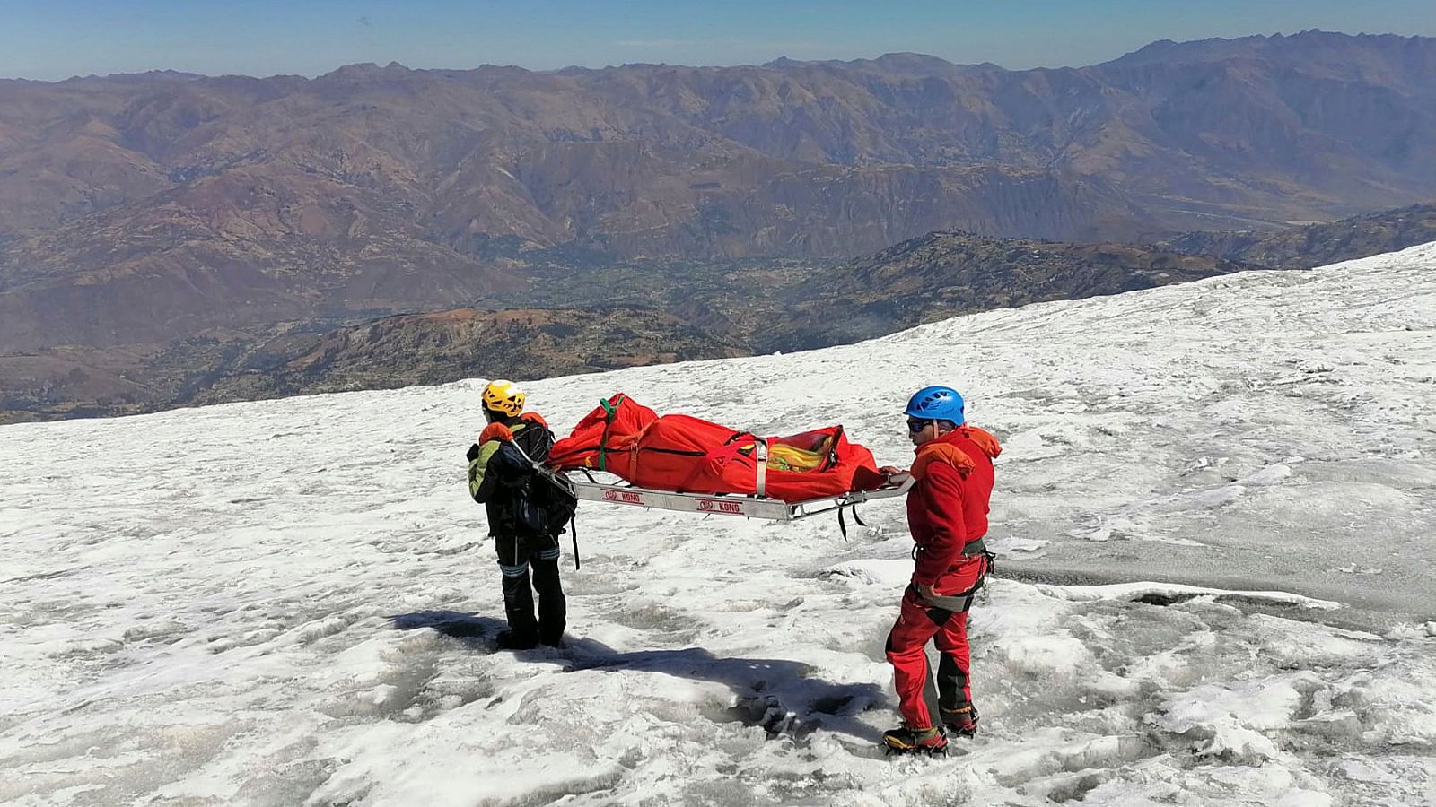 El equipo de rescate se lleva el cuerpo del nevado de Huascarán (Perú)