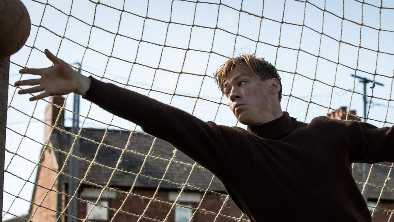 El actor David Kross parando un balon en 'El portero (Trautmann)'