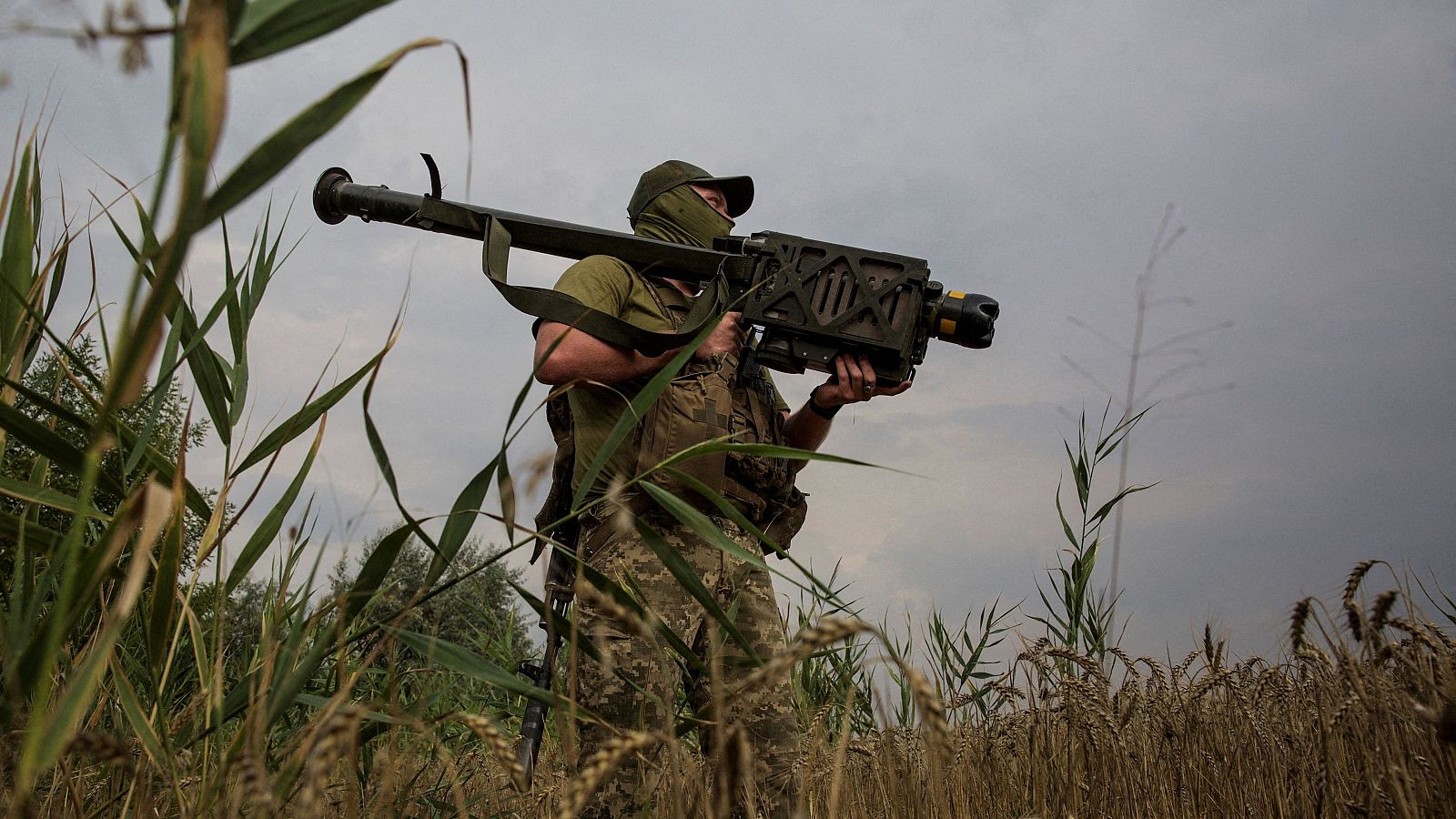 Un militar ucraniano sostiene un misil antiaéreo Stinger en una posición en la línea del frente en la región de Mykolaiv