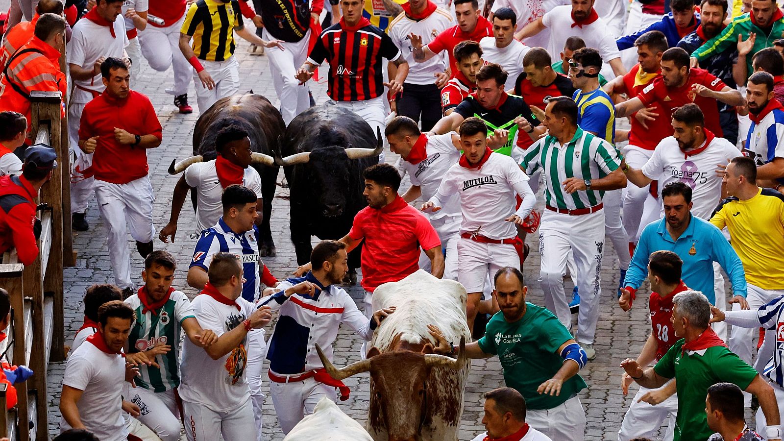 Mejores imágenes del cuarto encierro de San Fermín 2024: los toros de Fuente Ymbro han tardado 2 minutos y 18 segundos