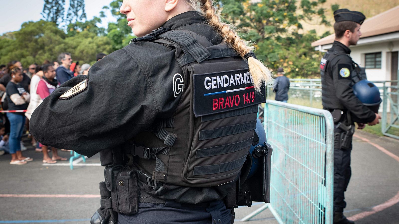 Un décimo muerto en los disturbios de Nueva Caledonia. Imagen de archivo de una gendarme en las últimas elecciones