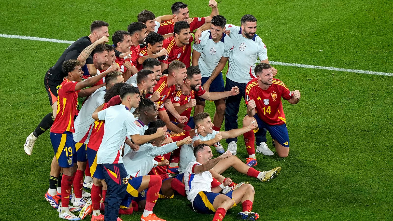 Los jugadores de la selección española celebran la clasificación para la final de la Eurocopa 2024