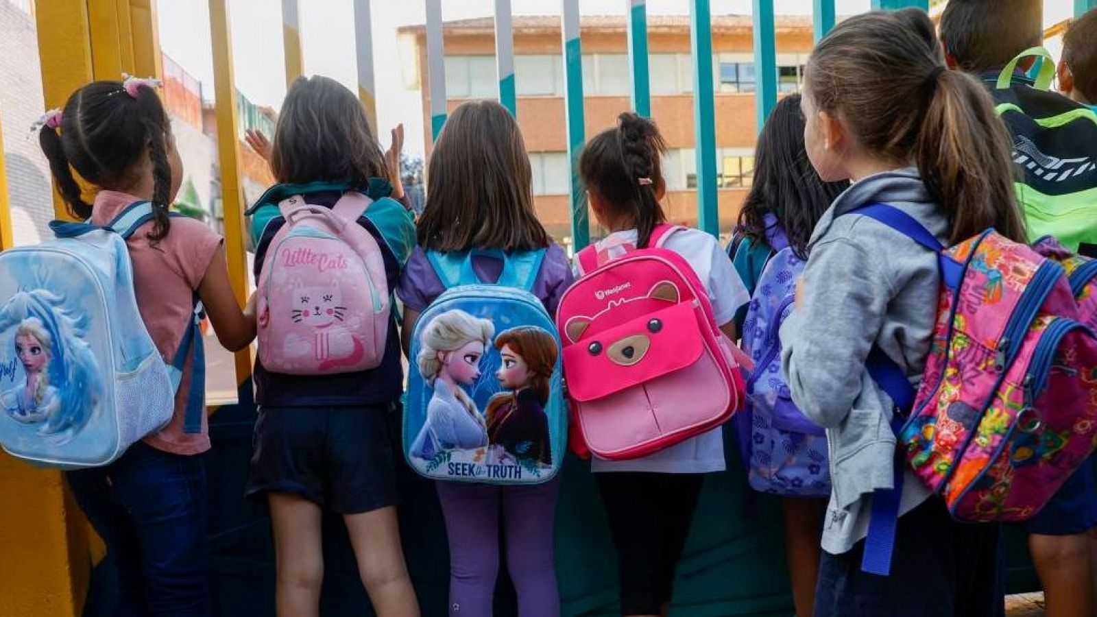 Varios niños y niñas esperando ante el colegio Hernán Cortés de Madrid en el inicio del curso escolar en una foto de archivo