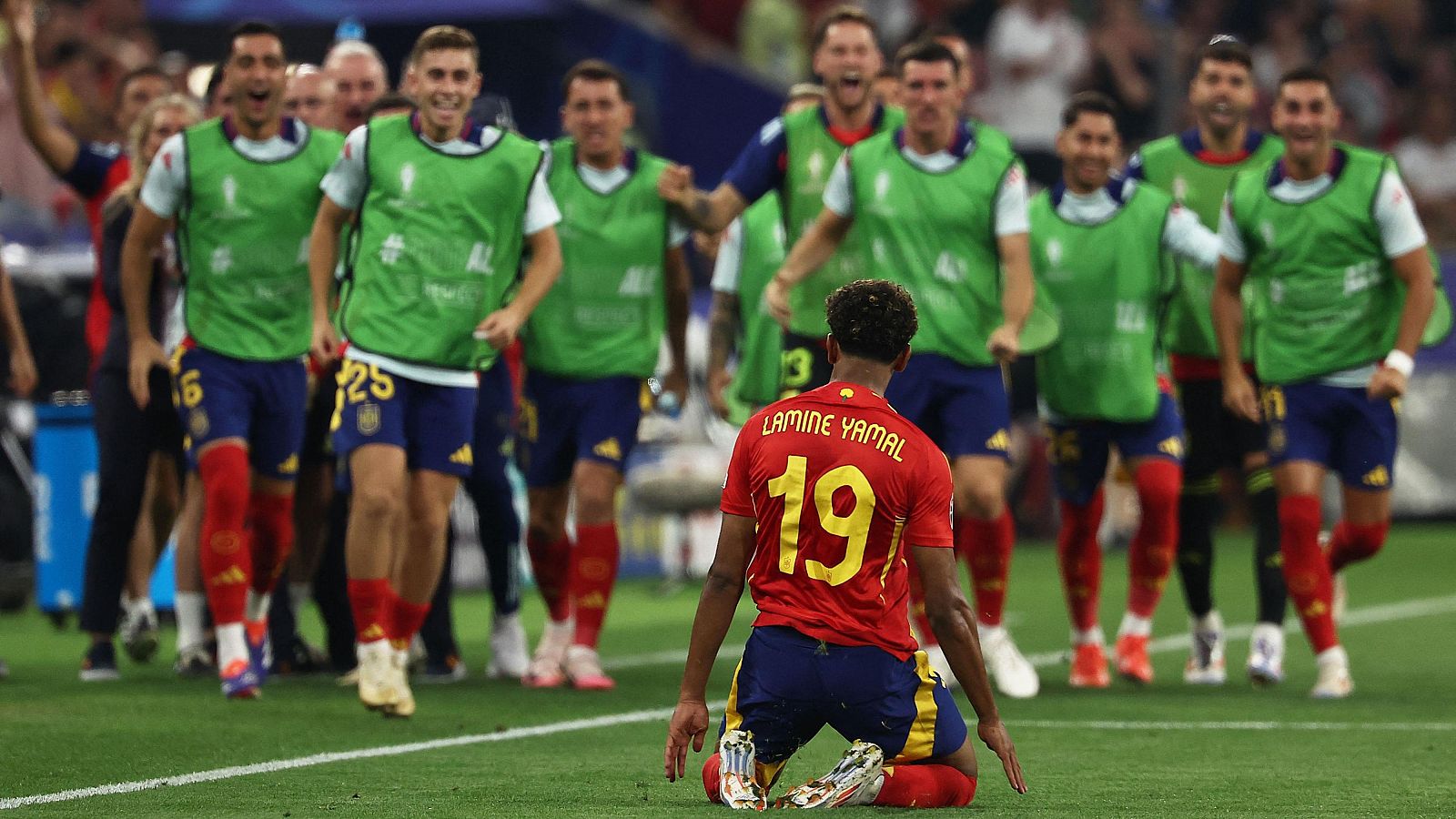 Lamine Yamal celebra su gol a Francia