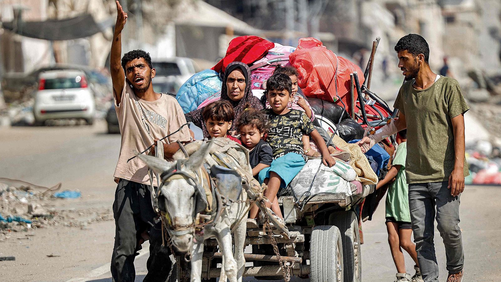 Israel ordena a los palestinos evacuar toda la ciudad de Gaza. Imagen: familia palestina huyendo de la ciudad.