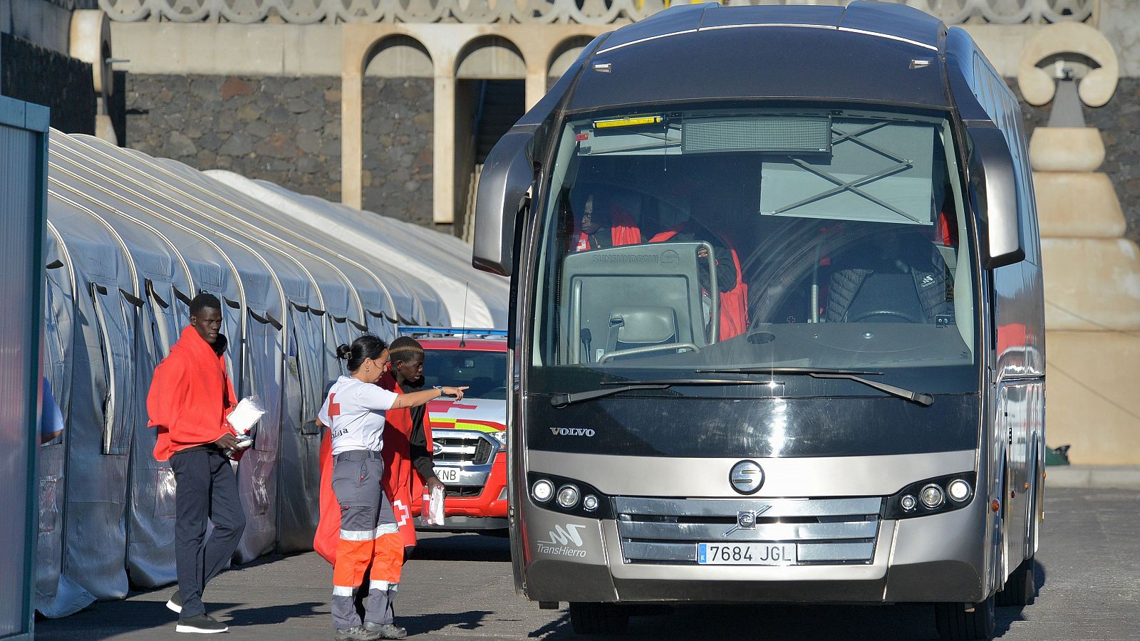 Migrantes en su llegada al puerto de La Restinga (El Hierro).