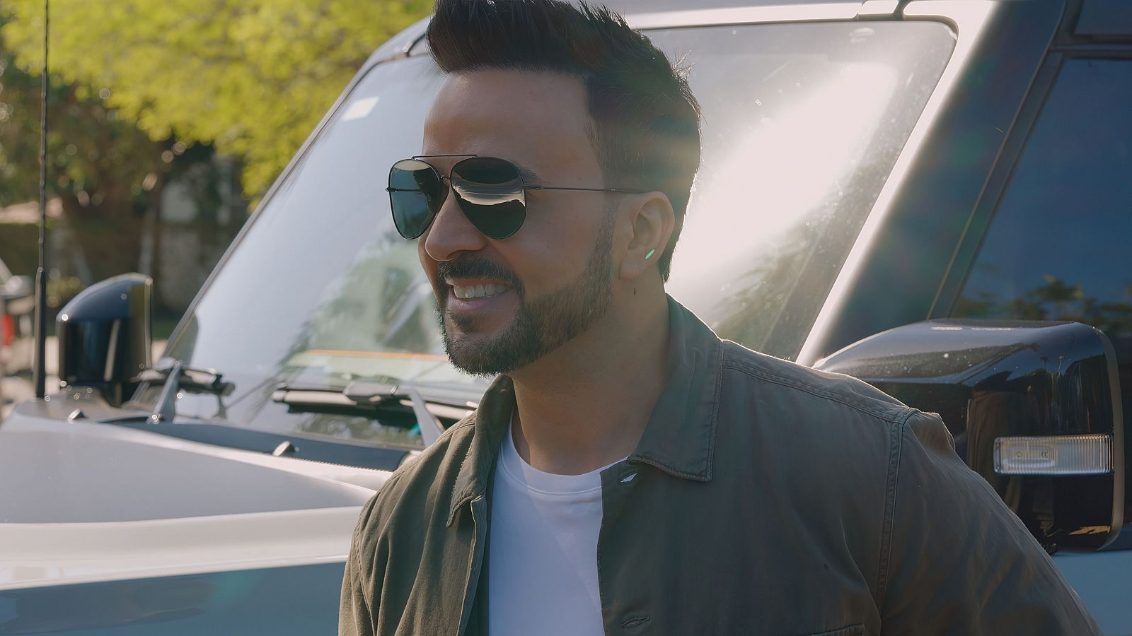 Luis Fonsi en la calle sonriente