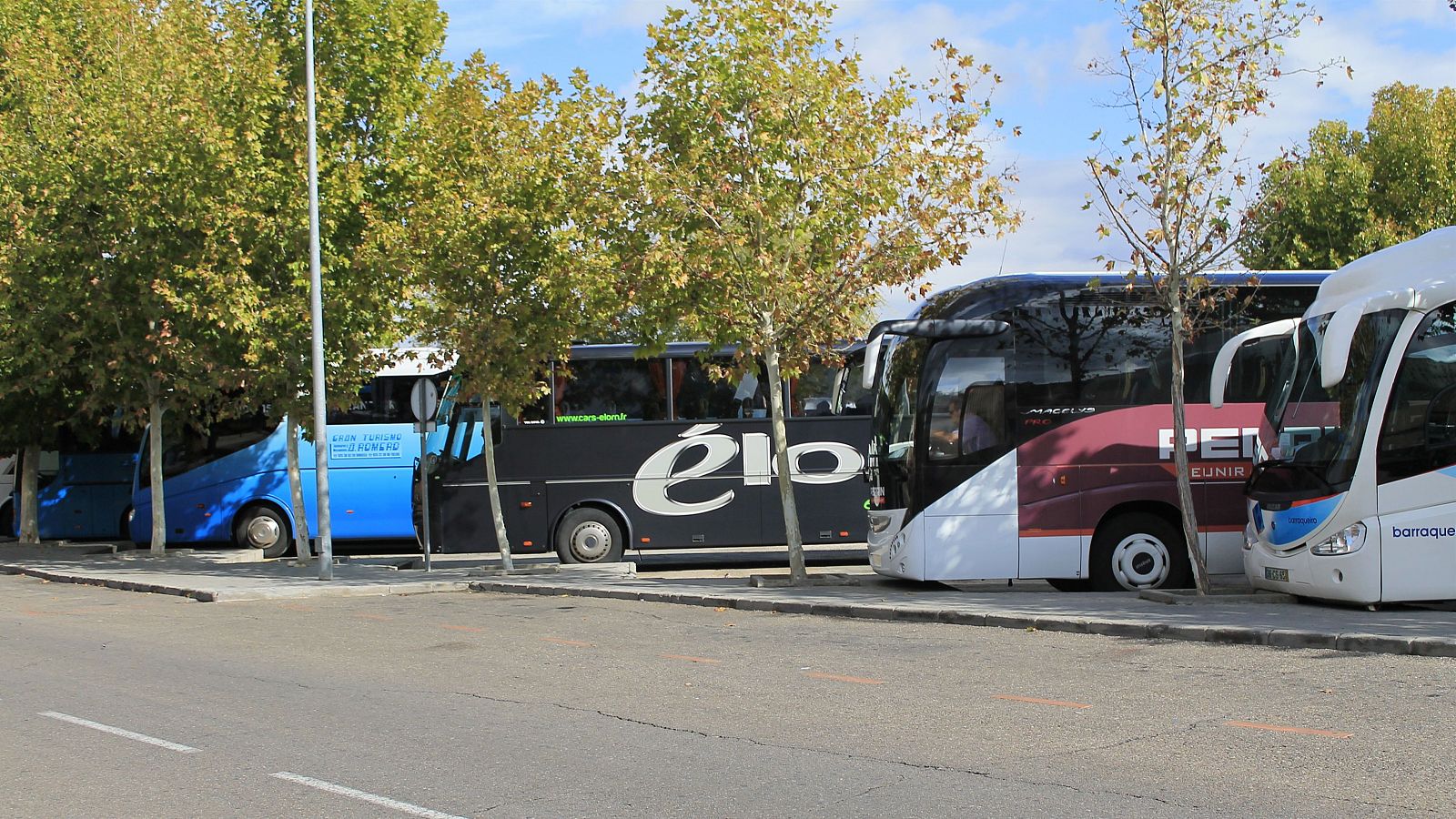 Fotografía de archivo en la que aparecen varios autobuses