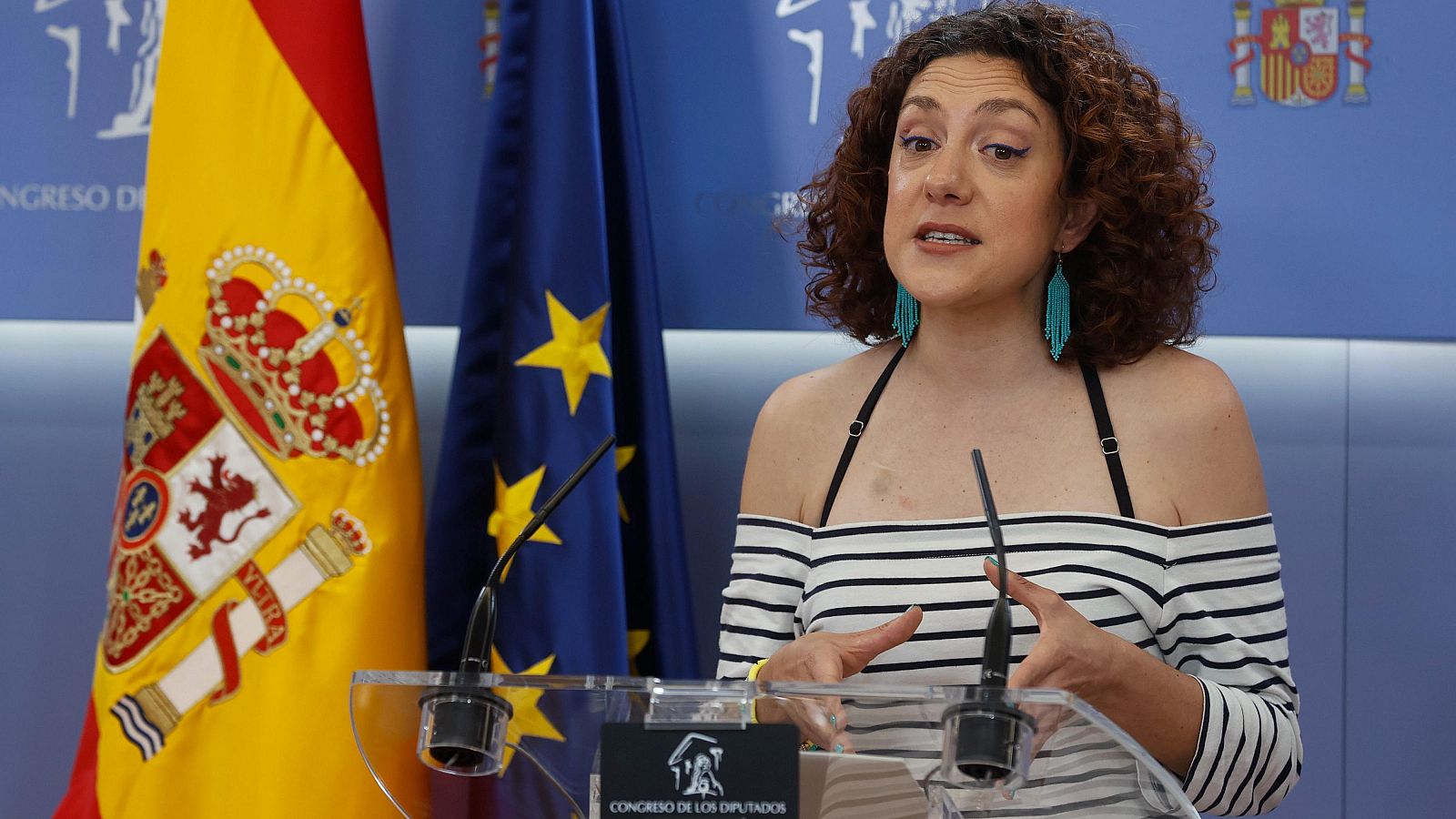 La portavoz de Sumar, Aina Vidal, durante una rueda de prensa en el Congreso