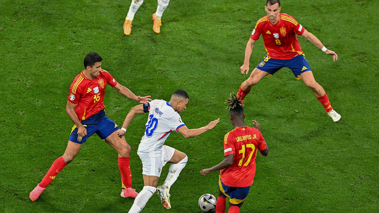 Rodri, Fabián Ruiz y Nico Williams, ante Mbappé.