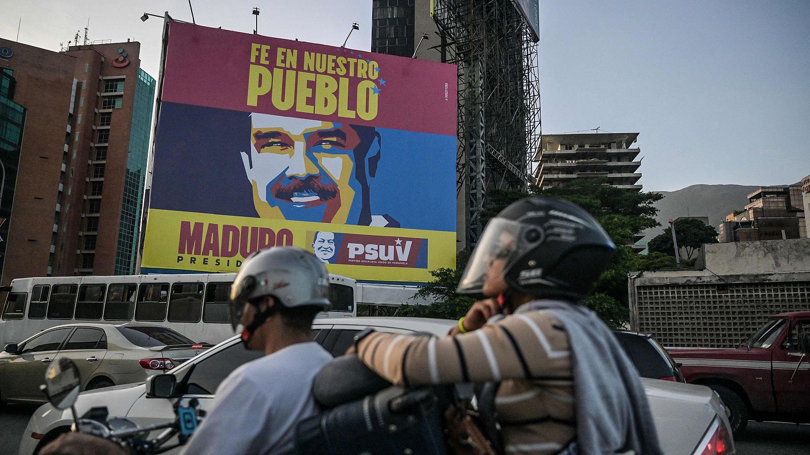 Una pancarta del presidente venezolano y candidato presidencial Nicolás Maduro aparece en Caracas.