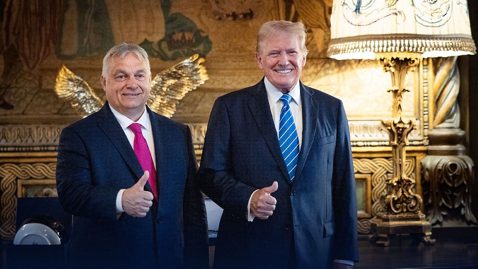 El primer ministro húngaro, Viktor Orbán, junto con el expresidente Donald Trump en la finca de Mar-a-Lago, en Florida.