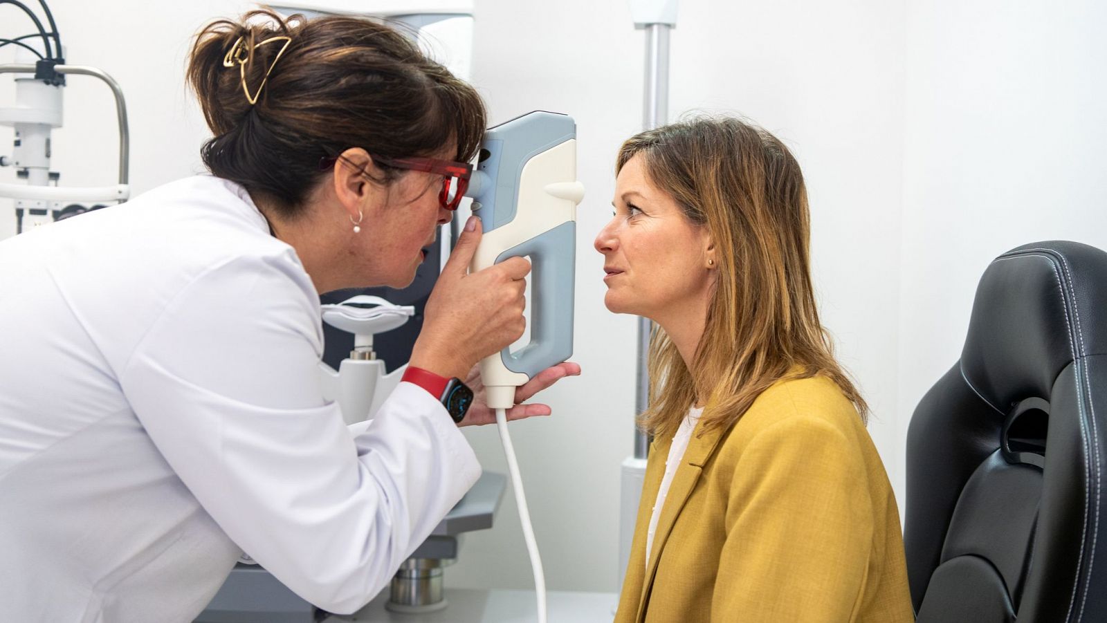 Médico que examina la salud de los ojos de una mujer