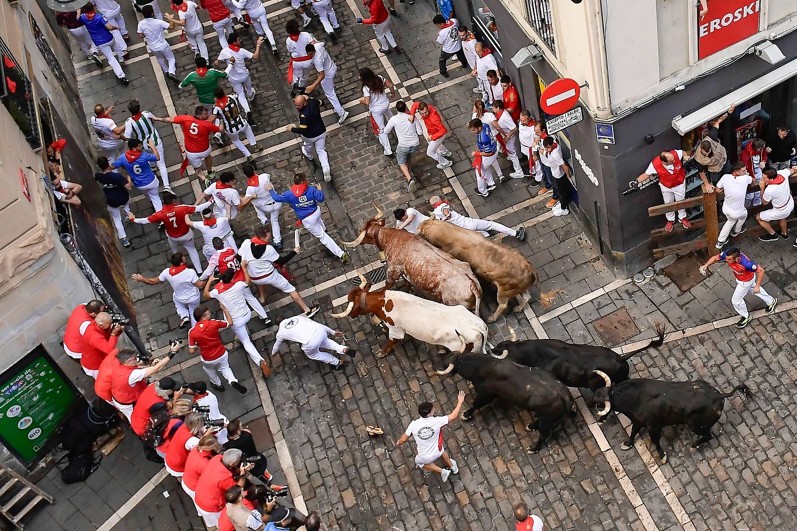 Mejores imágenes del sexto encierro de San Fermín 2024: los Jandilla pasan por la curva de Estafeta