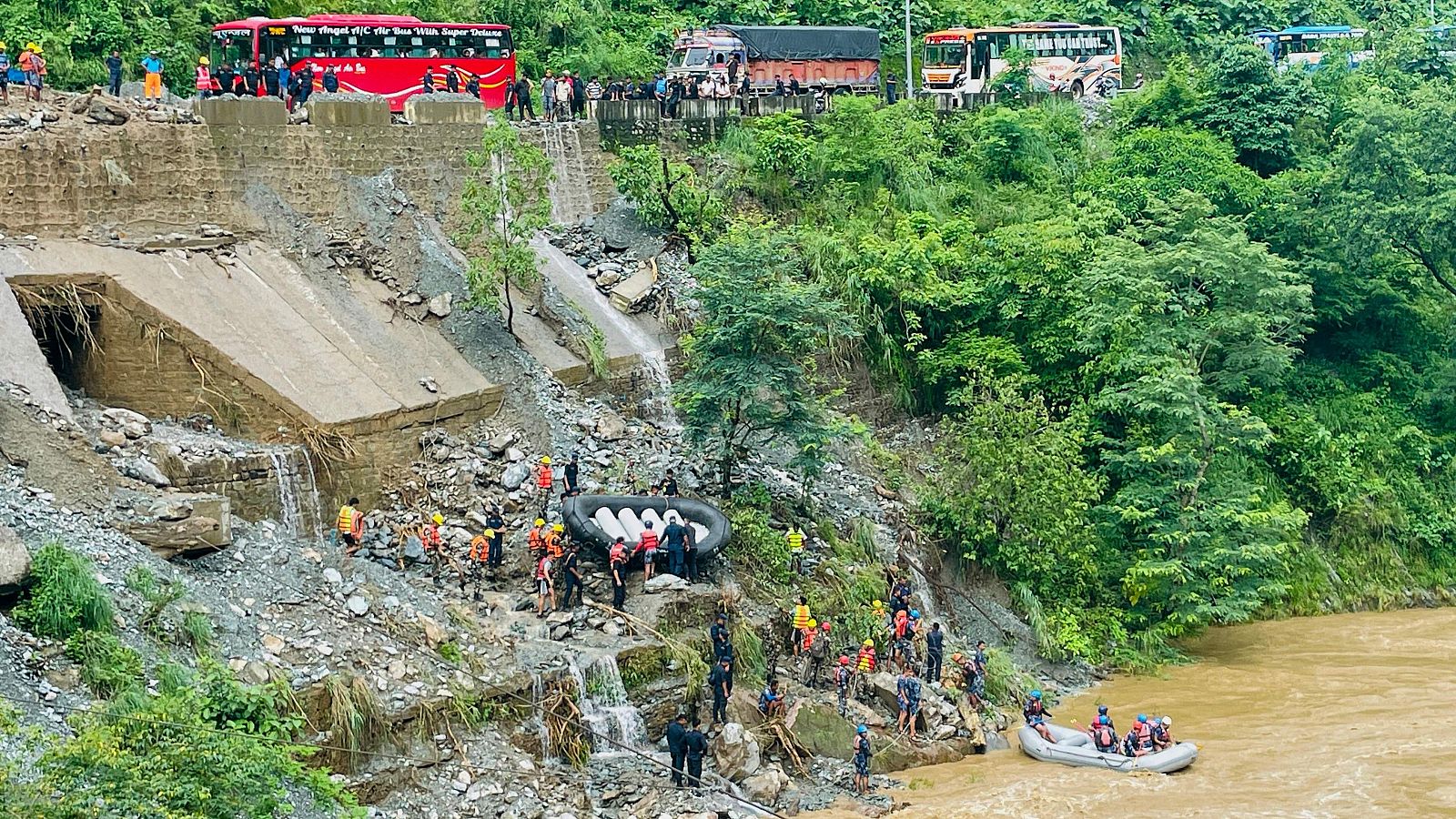 Las autoridades buscan a supervivientes del accidente en el río Trishuli