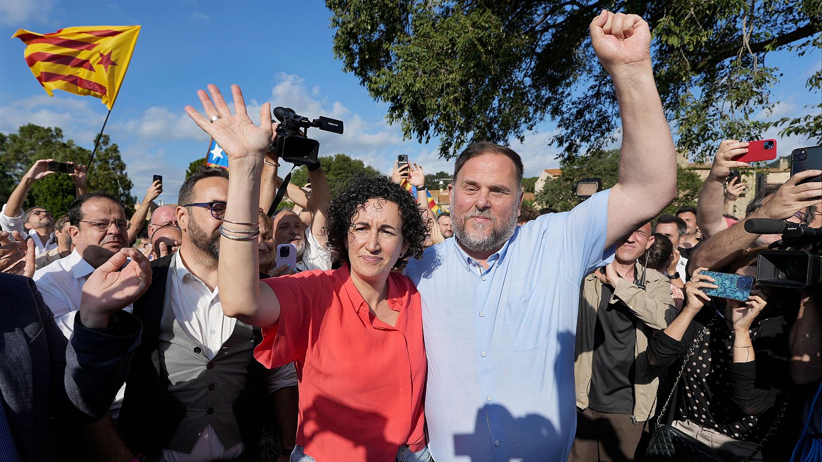 La secretaria general de ERC, Marta Rovira, es recibida por el líder de los republicanos, Oriol Junqueras, a su llegada en Cantallops (Girona).