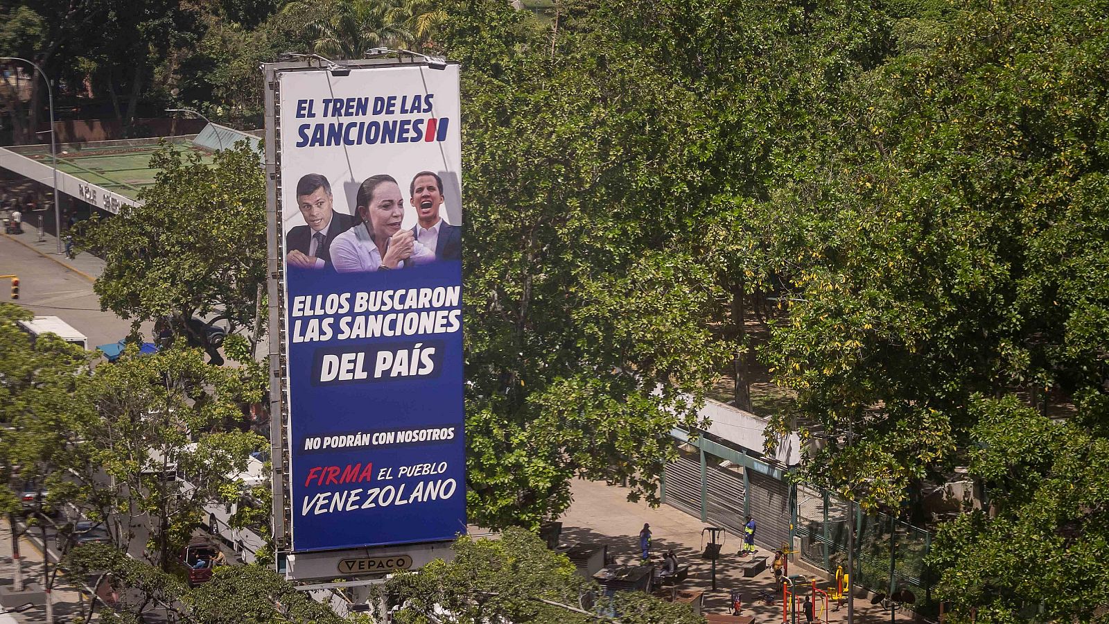 Publicidad política acusando a opositores venezolanos de ser responsables de las sanciones internacionales contra Venezuela.