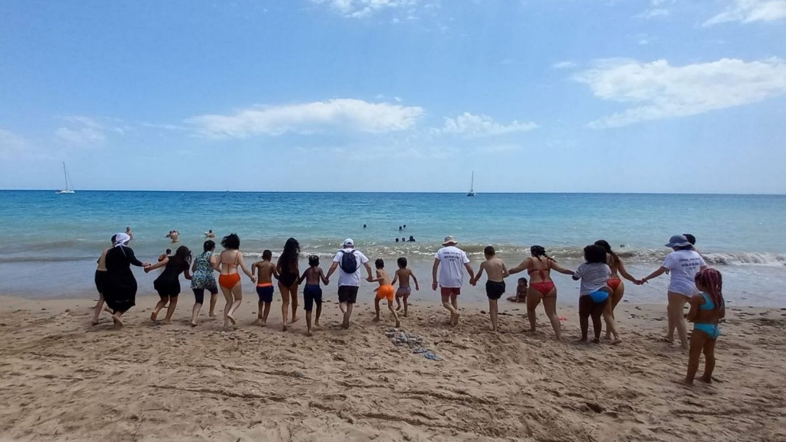 El grupo de niñas y niños de la 'Misión Benaiges' llega a la última parada de su viaje: el mar