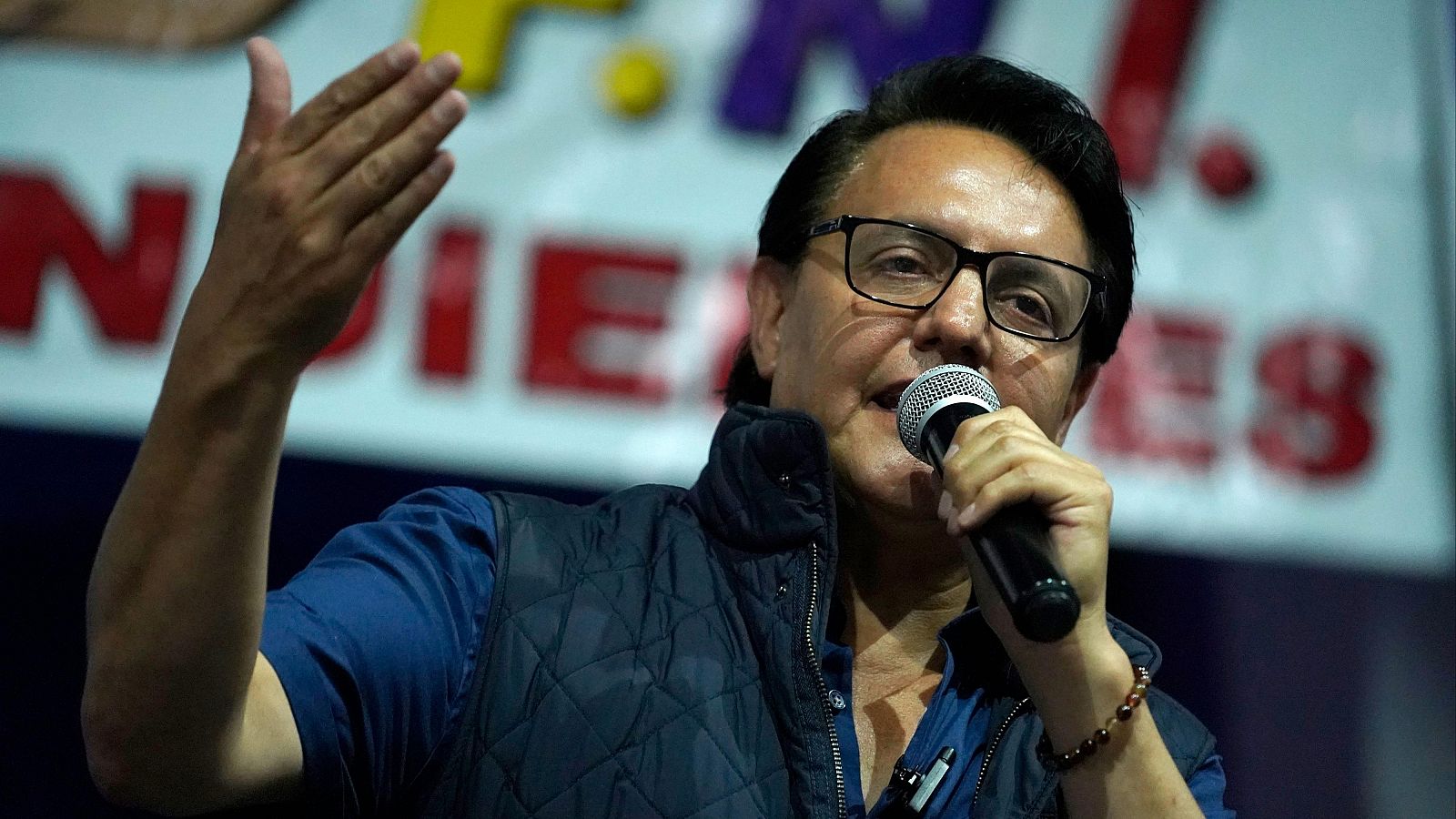 El candidato presidencial Fernando Villavicencio hablando durante un mitin de campaña, antes de ser asesinado.