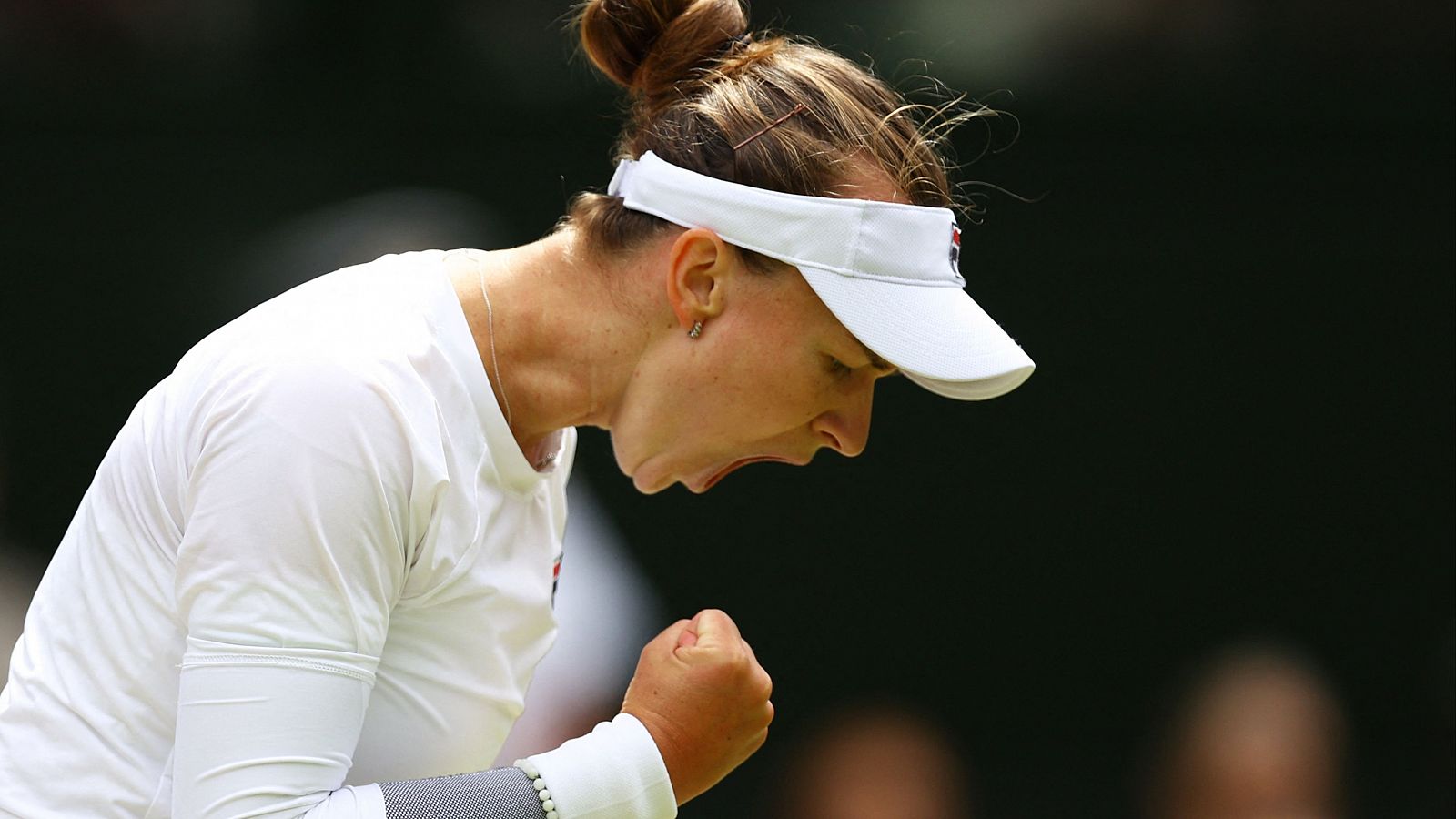 Barbora Krejcikova celebra un punto en la final de Wimbledon 2024