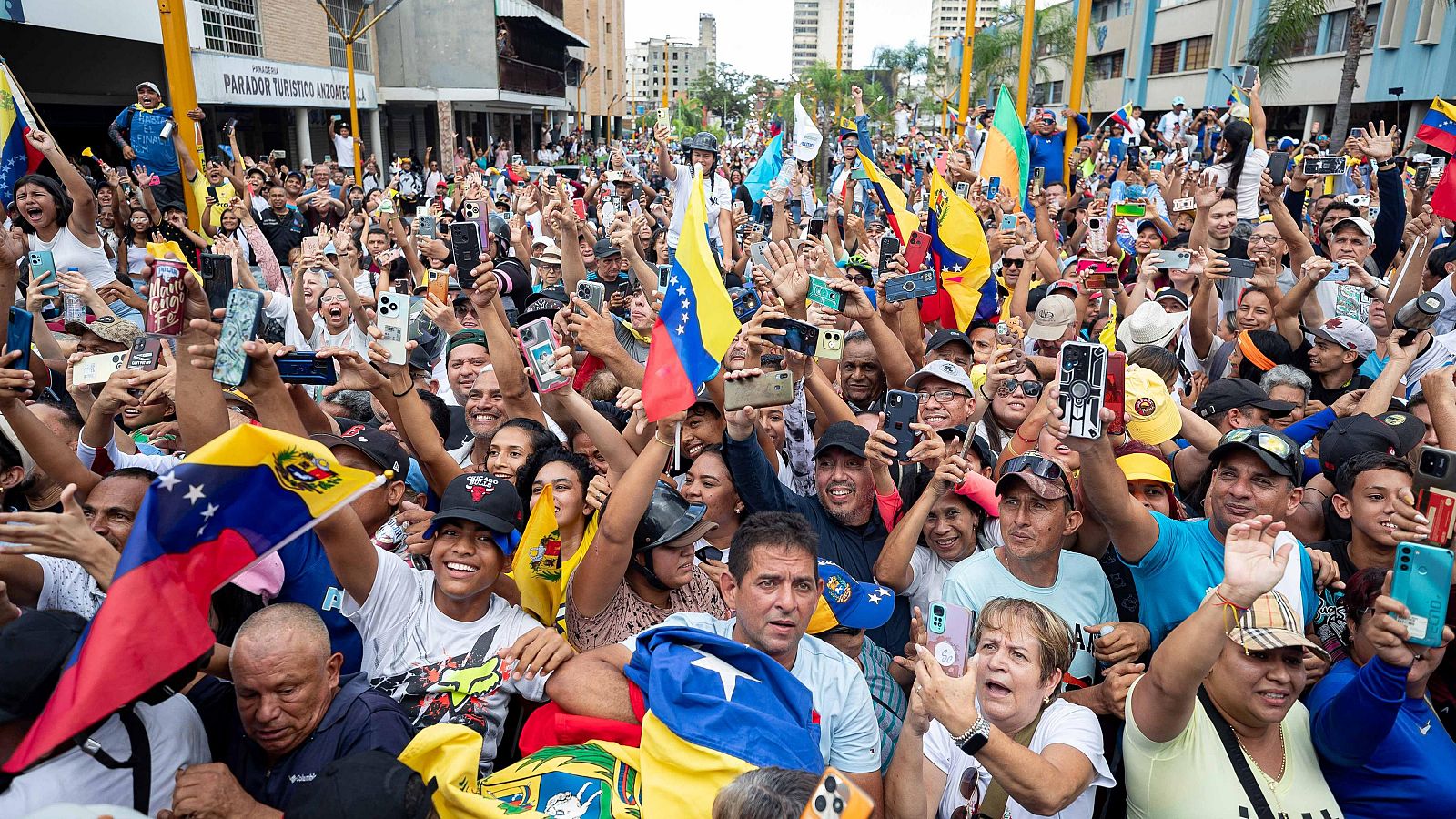 Simpatizantes de la oposición participan de un acto de campaña en Valencia, estado de Carabobo (Venezuela).