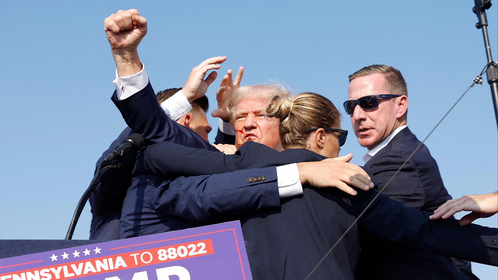 Atentado a Trump, 14 de julio: Trump levanta el puño tras el intento de magnicidio