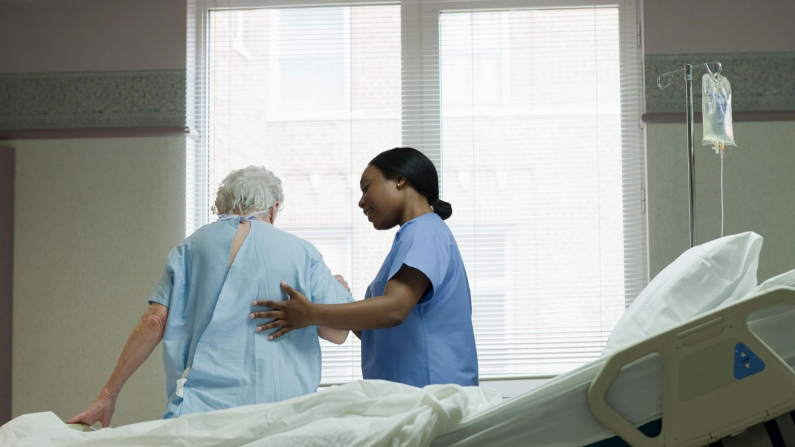 Persona de edad avanzada en un hospital